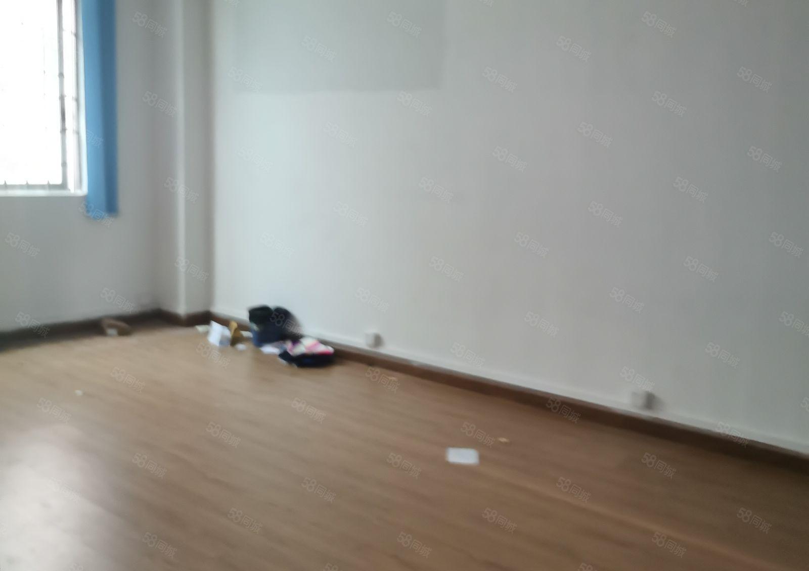 南城天安数码城附近小面积厂房420平，交通便利，环境好！