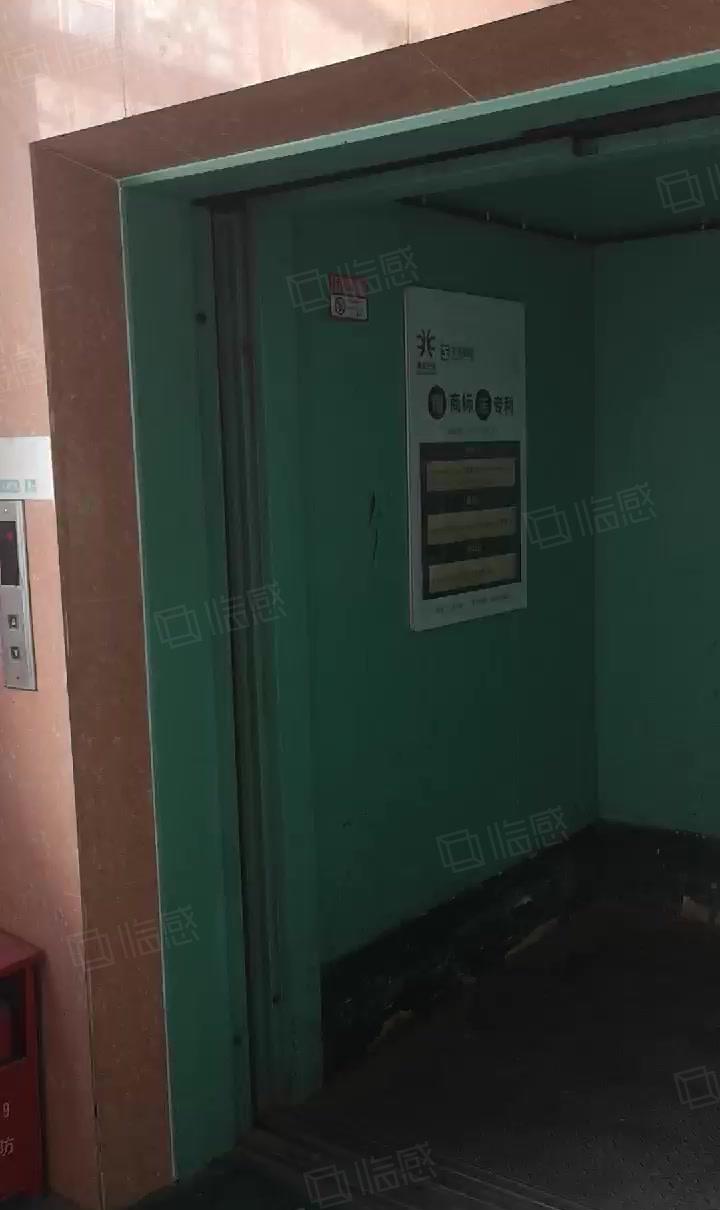 南城标准厂房1250平 现成地坪漆办公室 消防水电到位