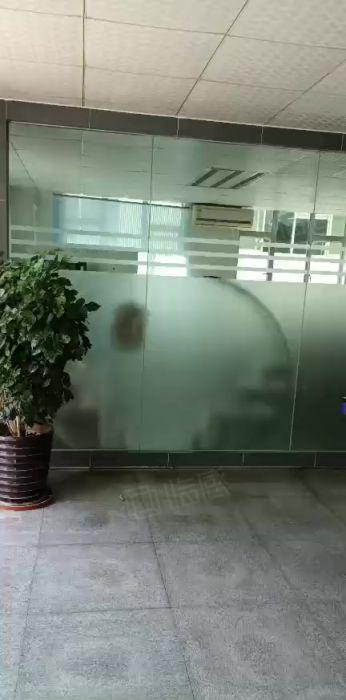 南城天安数码城附近独栋办公楼3300平方，可分租，现成装修