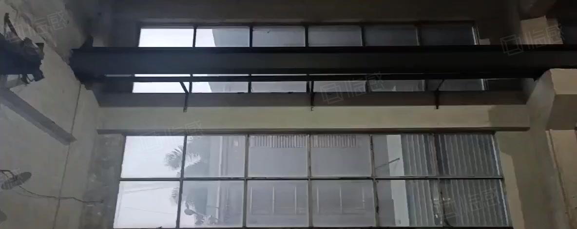 东城桑园1800平方一楼厂房低价出租，现成行车，空地大