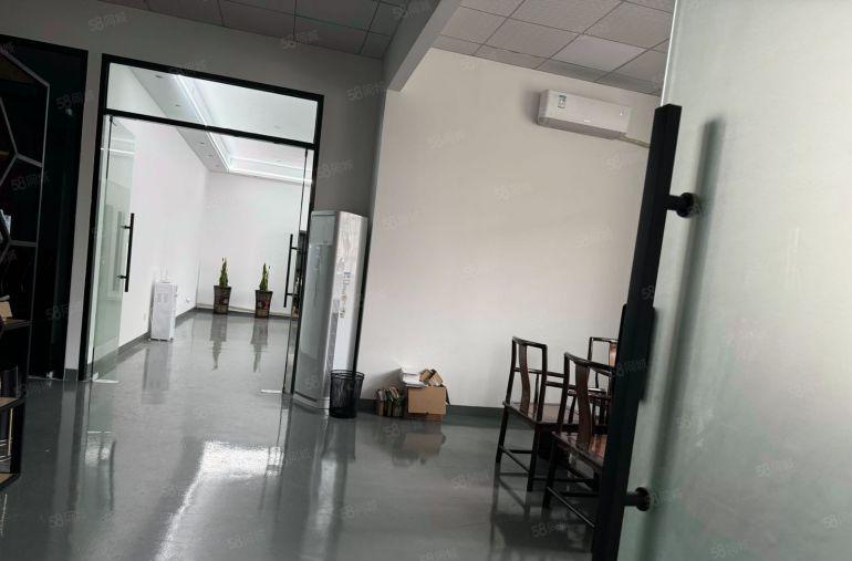 东城石井一楼厂房1500平，现成地坪漆，大空地