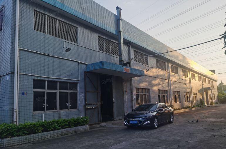 厂房单一层9米高，独门独院。空地超大，有现成的牛角。可装行车