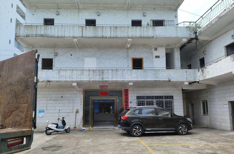 出租独门独院铁皮厂房 现成装修 交通方便 价格好谈