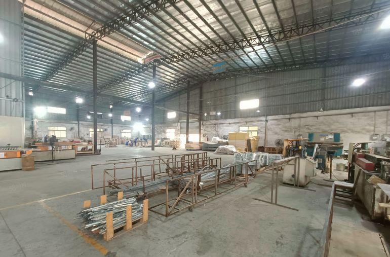 东城下桥2000平钢构厂房出租，进出方便可以分租