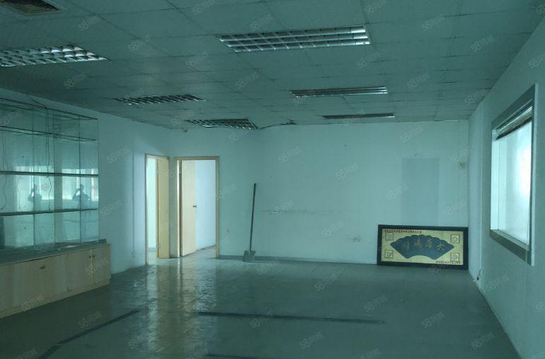 东城周屋独院厂房二楼1700平，现成办公室地坪漆，厂房出租。