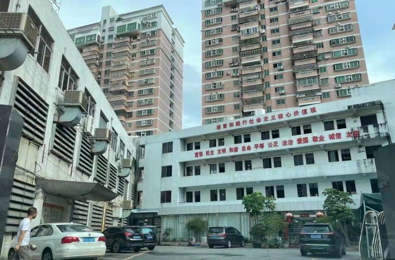 东城樟村新空出一楼1000平，无柱子铁皮房500平，可分租！