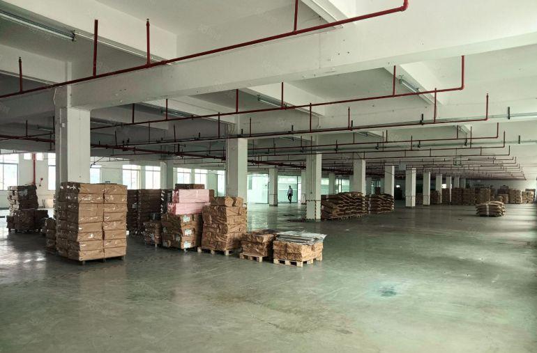 东城靠近茶山和寮步厂房出租3600方，现成装修办公室，大小可