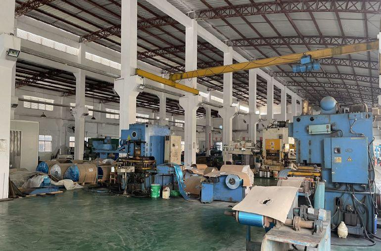 东城峡口单一层8500平，带行车，办公室1000平，超大空地