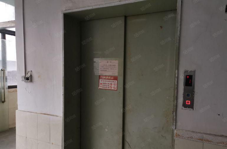 主山振兴路下桥水果市场附近新空出厂房二楼980方带5间办公室