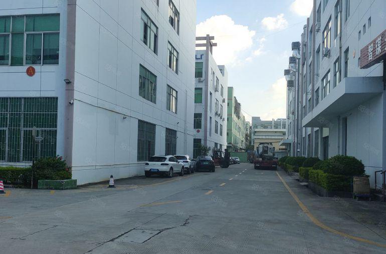 东城周屋独院厂房二楼1700平，现成办公室地坪漆，厂房出租。