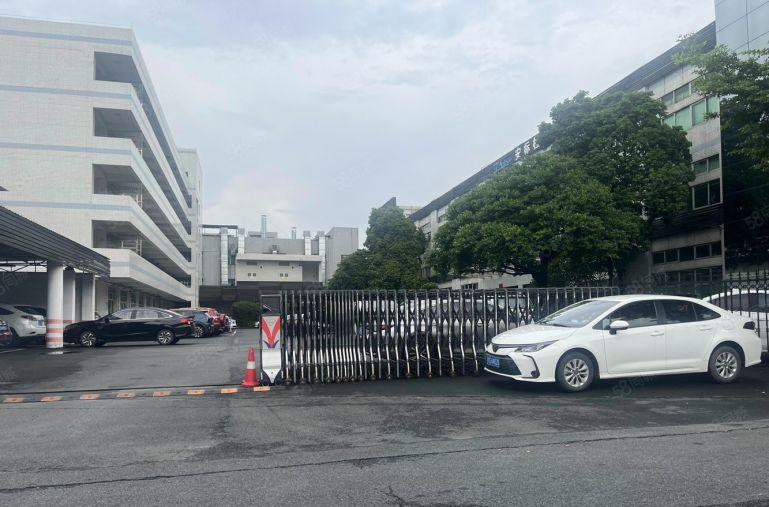 东城桑园工业区二楼整层1000平方起租，有现成豪华装修