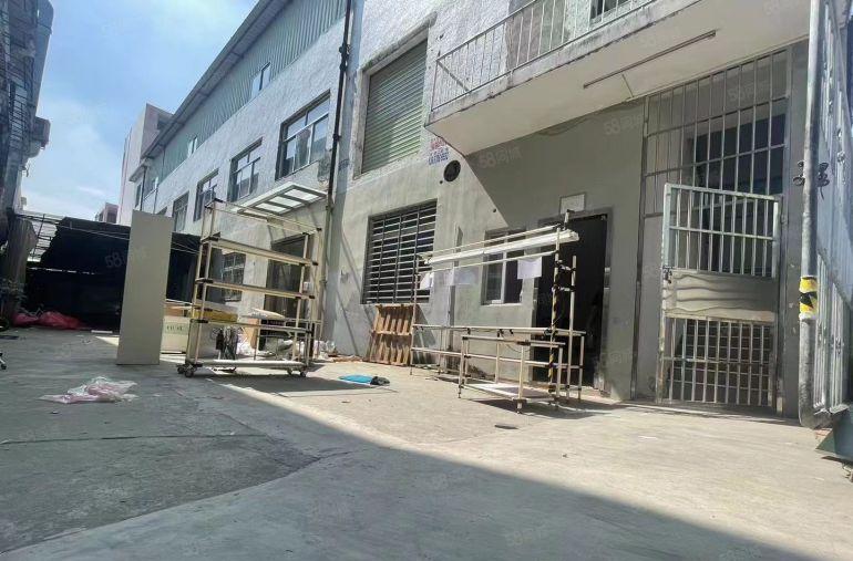 小面积经典小独院2400方带有精装修价格只要15元合同期限长