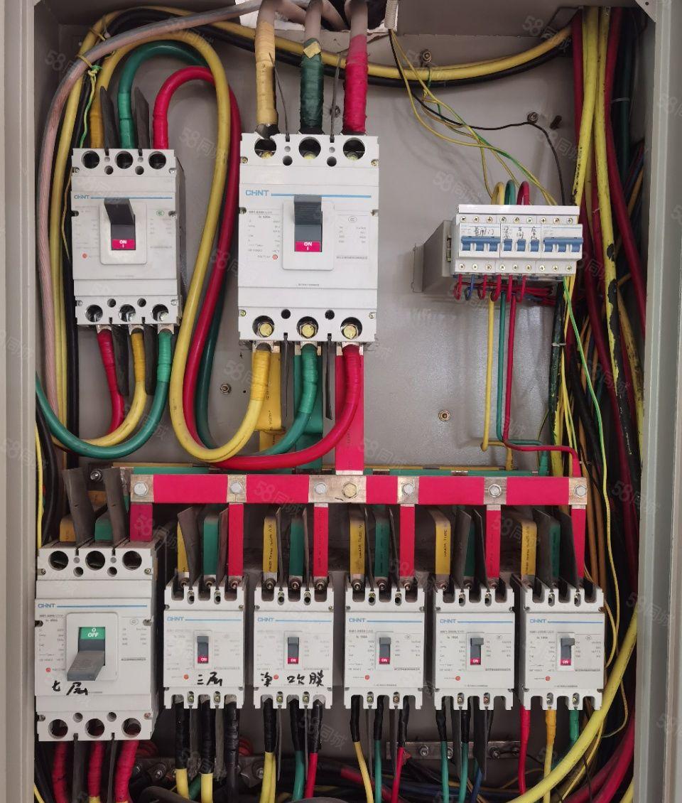 长安镇刚空出独院厂房2200平方，两层实际面积出租，水电齐全