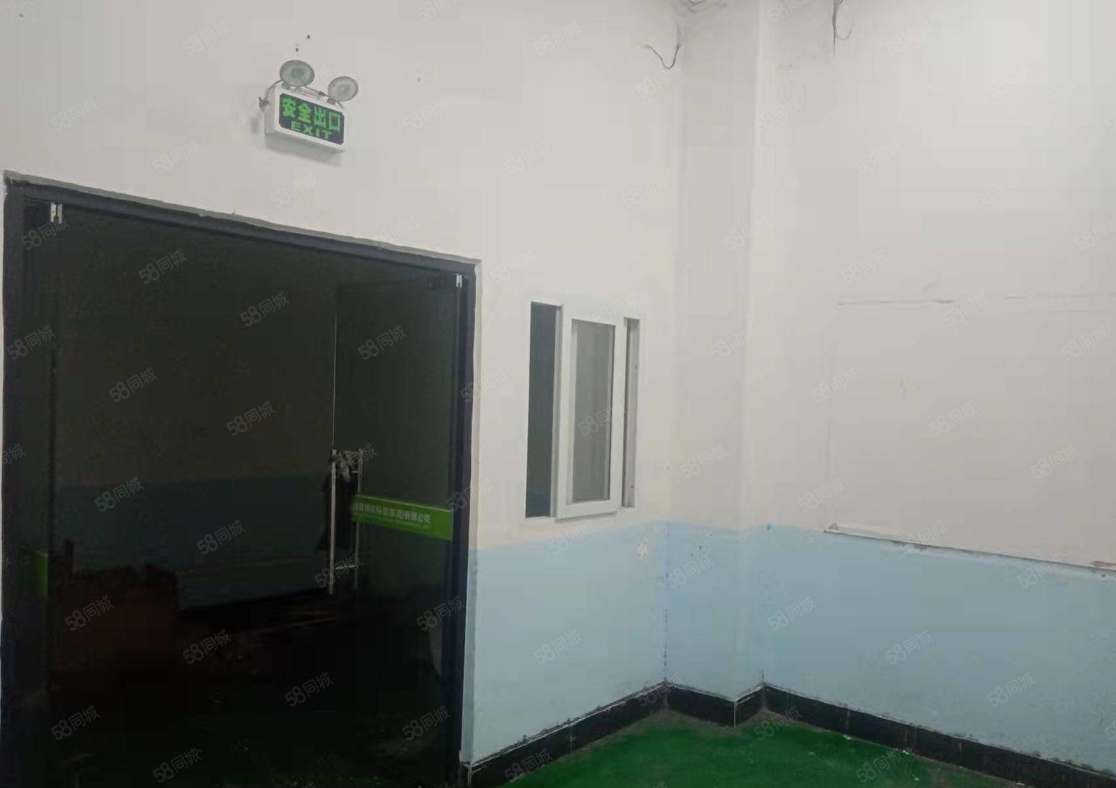 长安高速出口一楼800平方精装修厂房出租，空地大，有行车