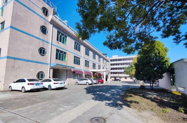 原房东独院三层厂房4000平出租，园区形象好空地大，水电齐全