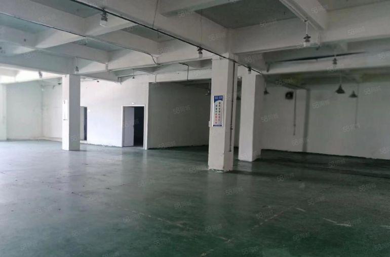 长安霄边楼上700平厂房低价出租，园区好停车，空地大