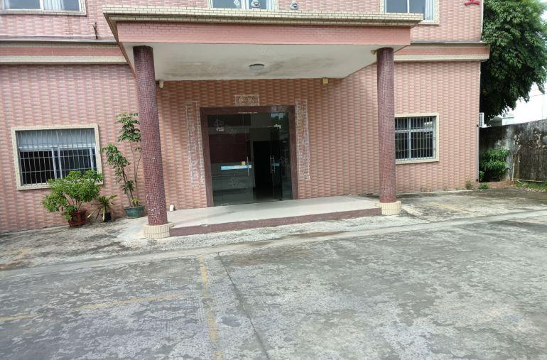 长安镇独门独院厂房出租，一楼8米带牛角，空地大，格局方正