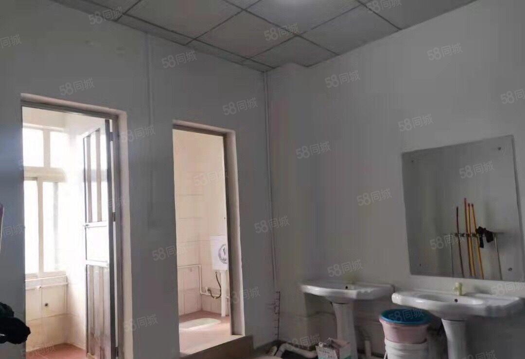 长安沿江高速附近原房东厂房楼上实际1000平，无转让费。