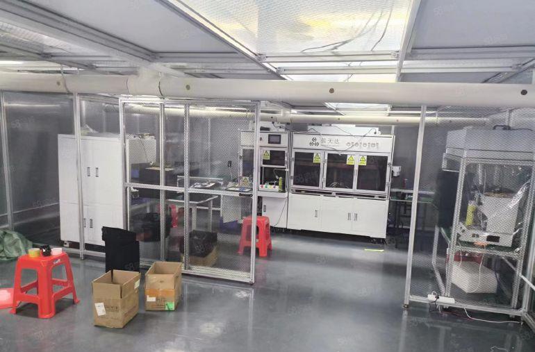 长安镇靠深圳楼上带精装修，水电齐全650平厂房低价出租