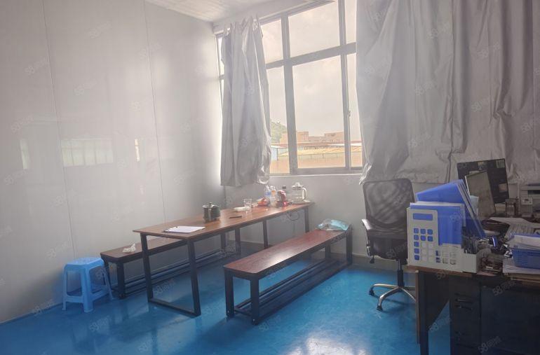 长安新出2楼2600平带装修厂房出租，近高速路口，现成水电