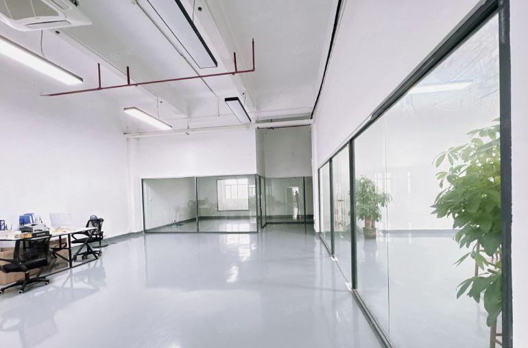 送押金送装修长安科谷产业园楼上2580平转租，送空调家具