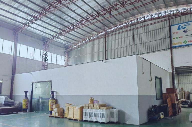 长安镇乌沙钢构高10米中间无柱子带现成装修办公室，水电齐全，