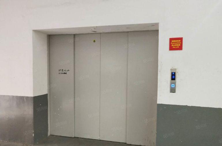 新空出二楼厂房1300平方，水电齐全，长安镇厂房出租