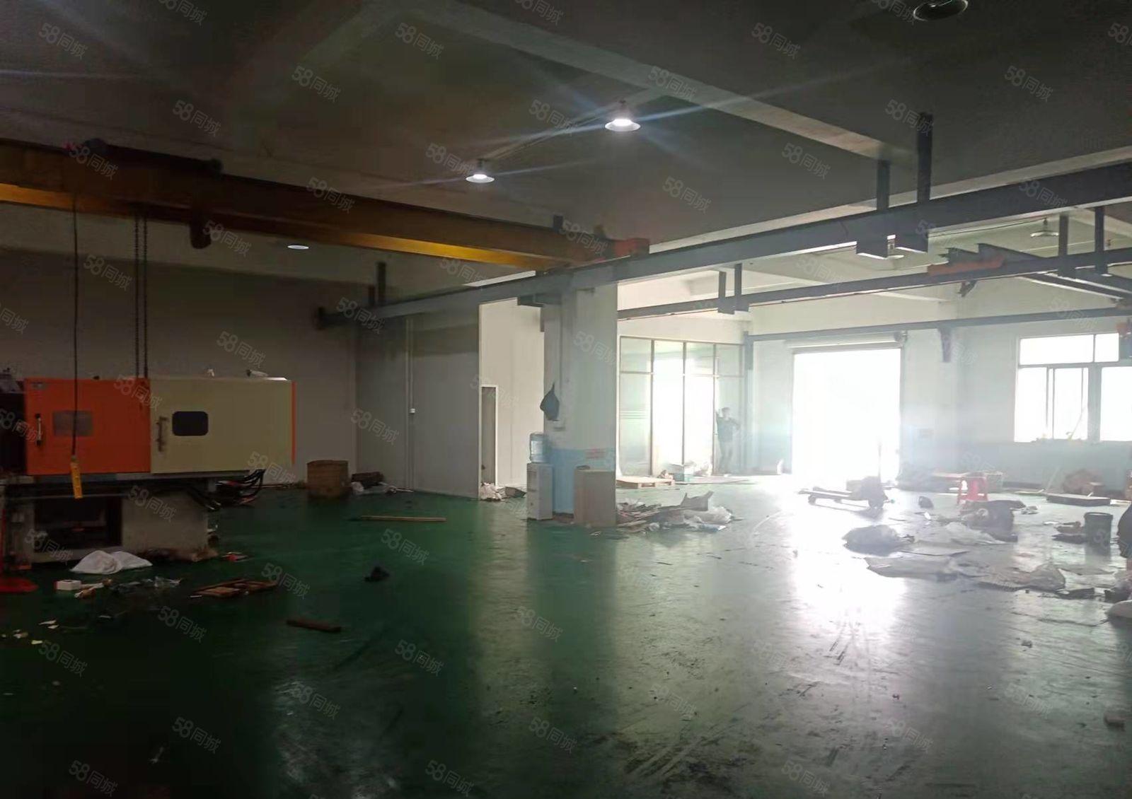 长安高速出口一楼800平方精装修厂房出租，空地大，有行车