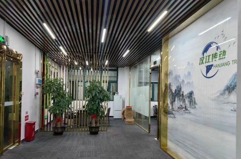 年底低价出租楼上1760平标准厂房，带现成装修办公室