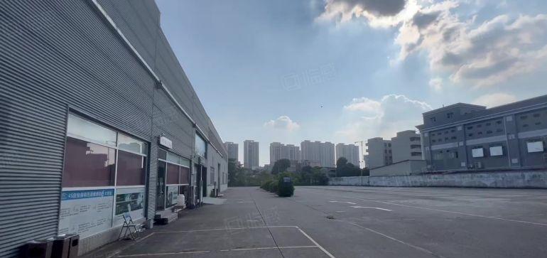 常平现成汽车4S店出租，空地超大，主干道路旁