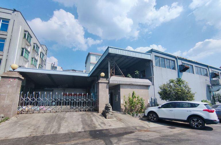 常平镇单一层砖墙到顶独院8米高带航车，带现成装修办公室低价租