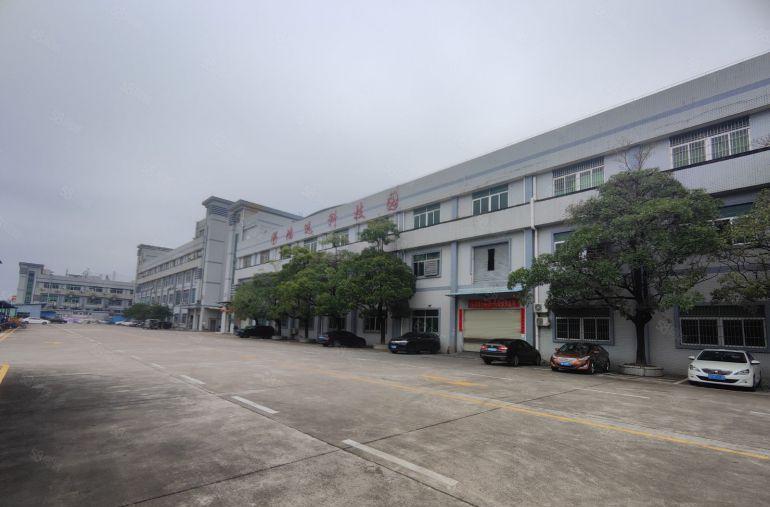 常平新出楼上2500平精装修厂房，面积很实在，价格便宜空地大