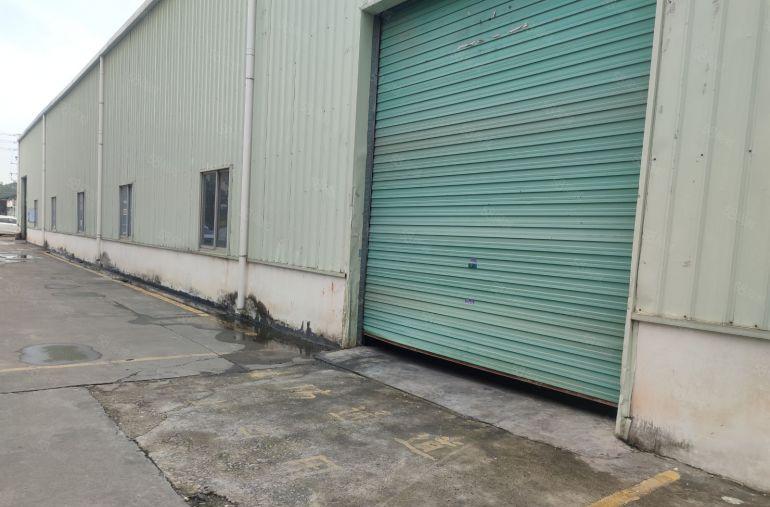 常平靠黄江新空出700平方厂房，中间无柱子，大车好进出！！！