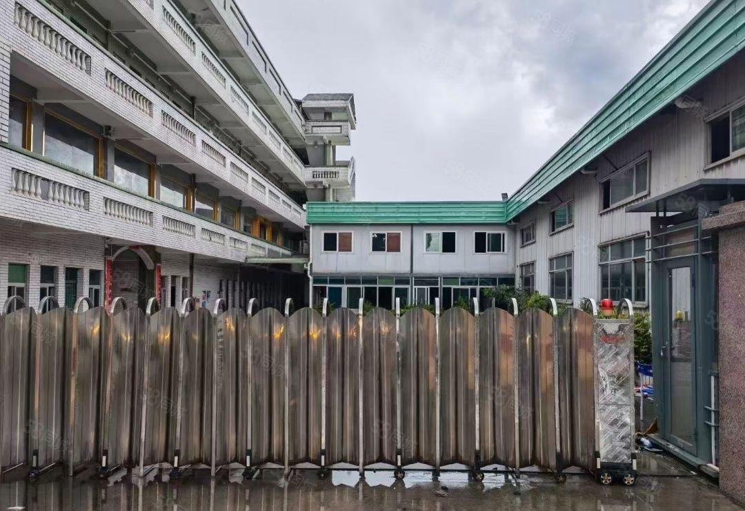 钢构独门独院带现成装修，主干道边上离高速一公里，适合各行各业