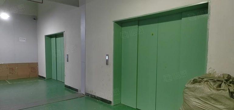 新出二楼2300平方精装修办公室水电齐全，价格优惠，无尘车间