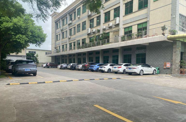 常平靠桥头新出原房东一楼1200平方米，有地坪漆及办公室。