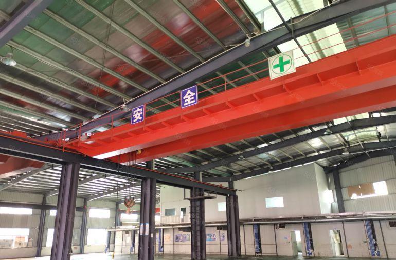 常平谢岗附近原房东独院钢构厂房，现成10吨航车，水电到车间。