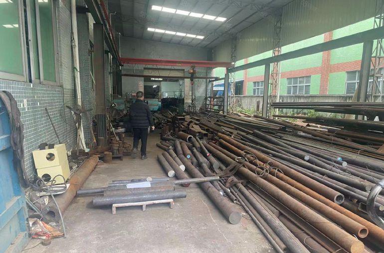 原房东独院厂房出租，带现成6台5顿行车