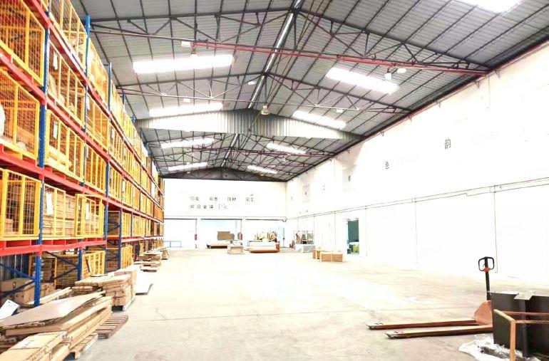 厚街镇独门独院，现成家具展厅水电齐全，有家具油性喷油环评