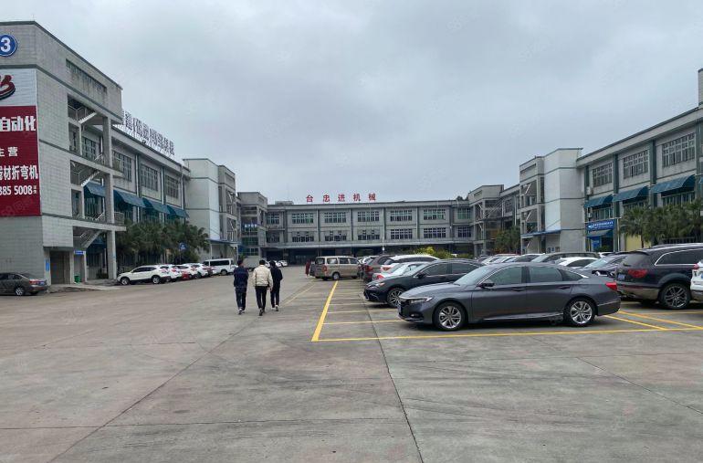 高新园区出租一楼2500平方，超大空地