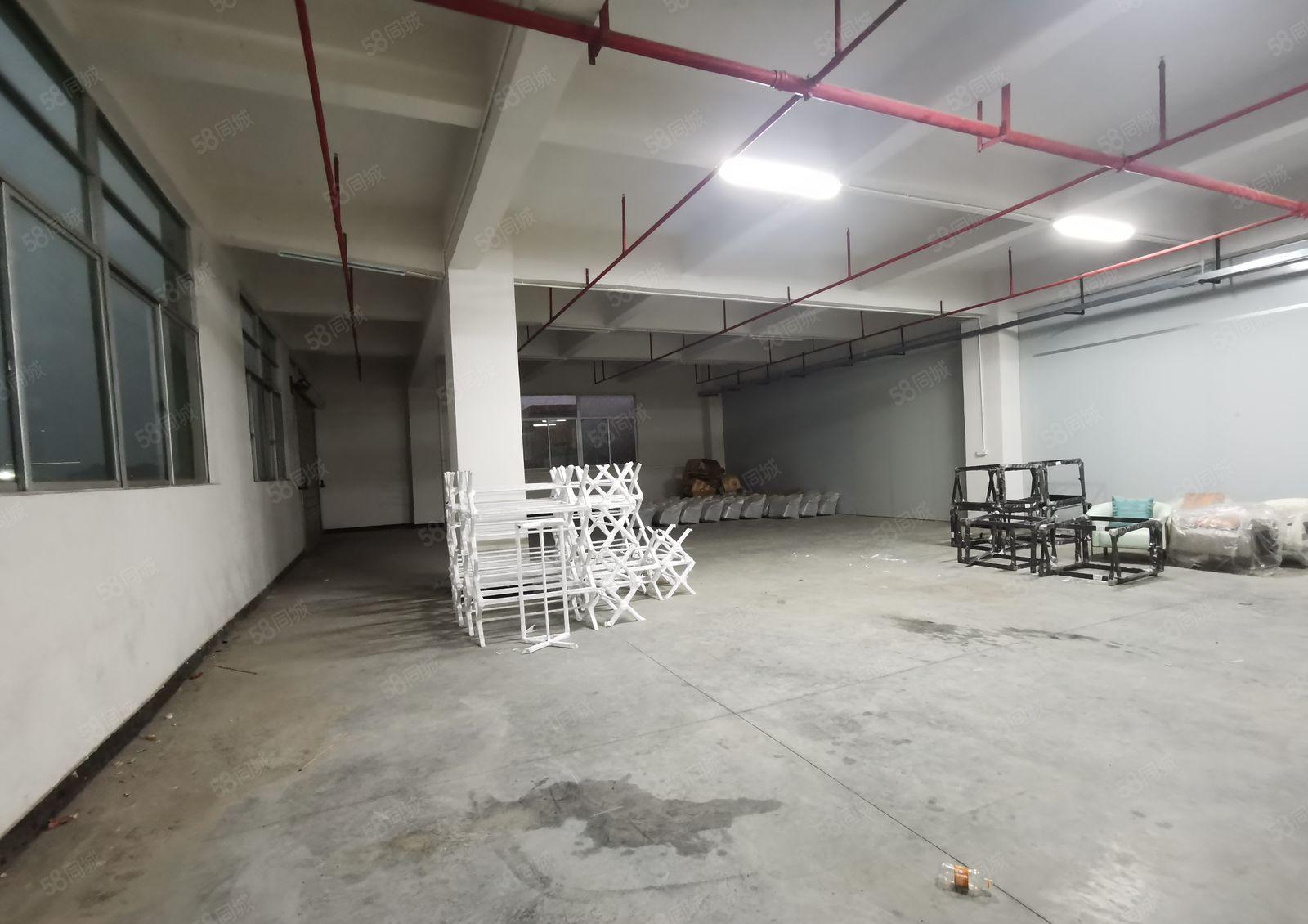 厚街镇双岗，合适仓库行业，3吨货梯，卸货方便，可以进大货车。