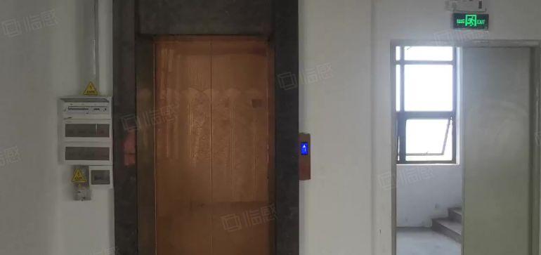 东莞厚街镇豪华装修厂房，免费送1000平露天，水电齐全。