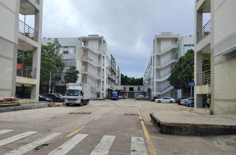 厚街体育馆附近工业园原房东3楼1000平方精装办公室厂房出租