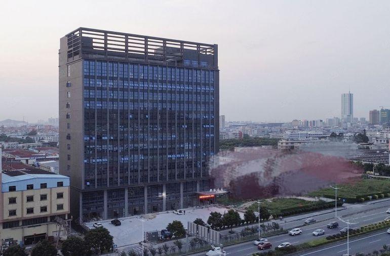 东莞厚街镇楼上现成装修厂房，免费送1500平露台，园区形象好