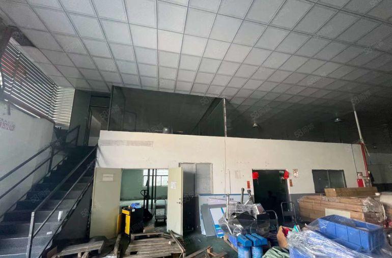 超大平层钢构厂房低价出租，整层吊顶装修无柱子，空地大可进大车