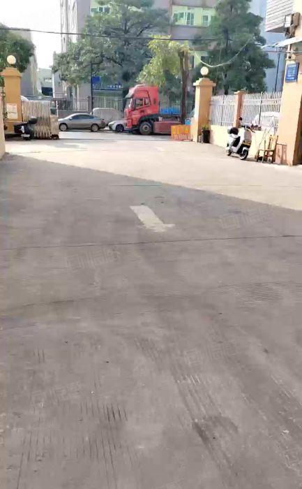 标准厂房独门独院，位置好招工，厂房形象好，楼上有现成无尘车间