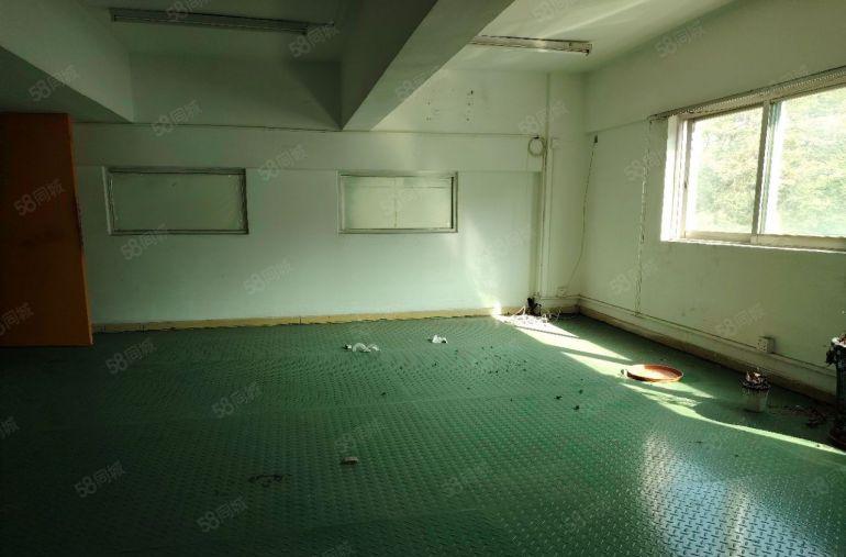 塘厦一楼小面积厂房出租，现成阁楼办公室格局方正适合各行各业