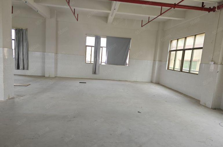 凤凰岗公园旁500平一层，带办公室现成水电洗手间带货梯吊机口