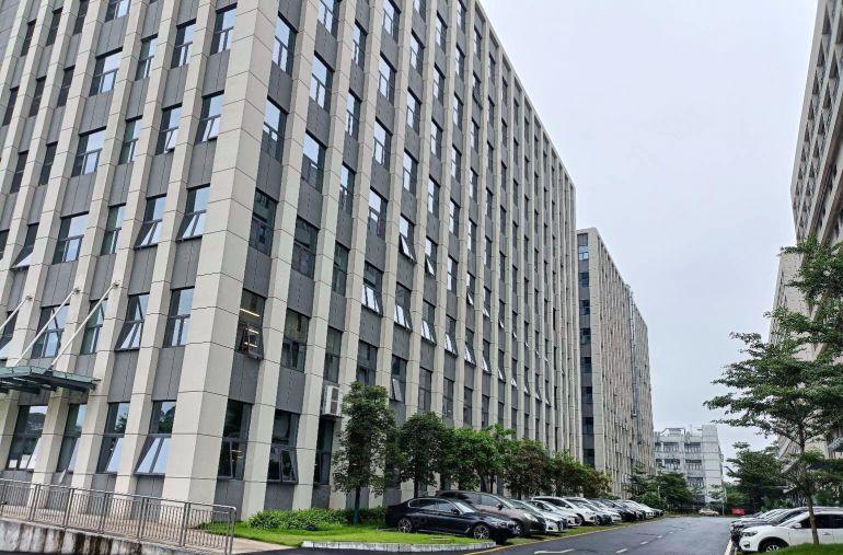 塘厦科苑城旁一二楼各2000平精装修厂房仓库出租，水电齐全。