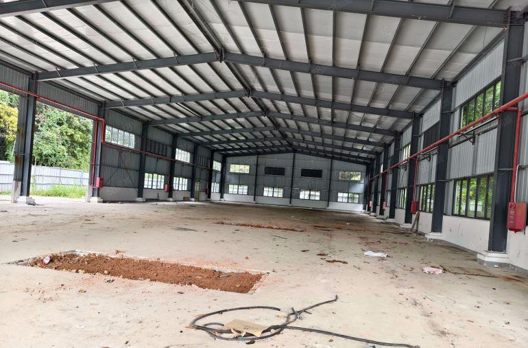 靠山边单一层独院2000平钢构厂房仓库出租滴水7米 可进大车